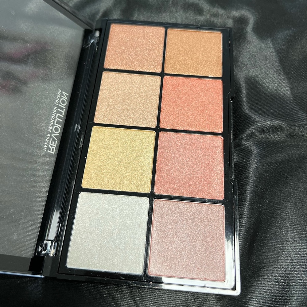 🌸Revolution- Highlighter palette- pro glow 2🌸